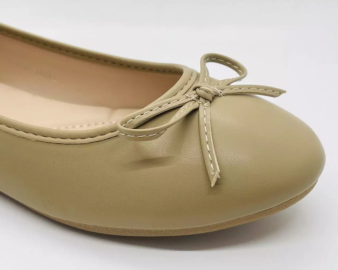 Ballerina flat shoes with bow for women.