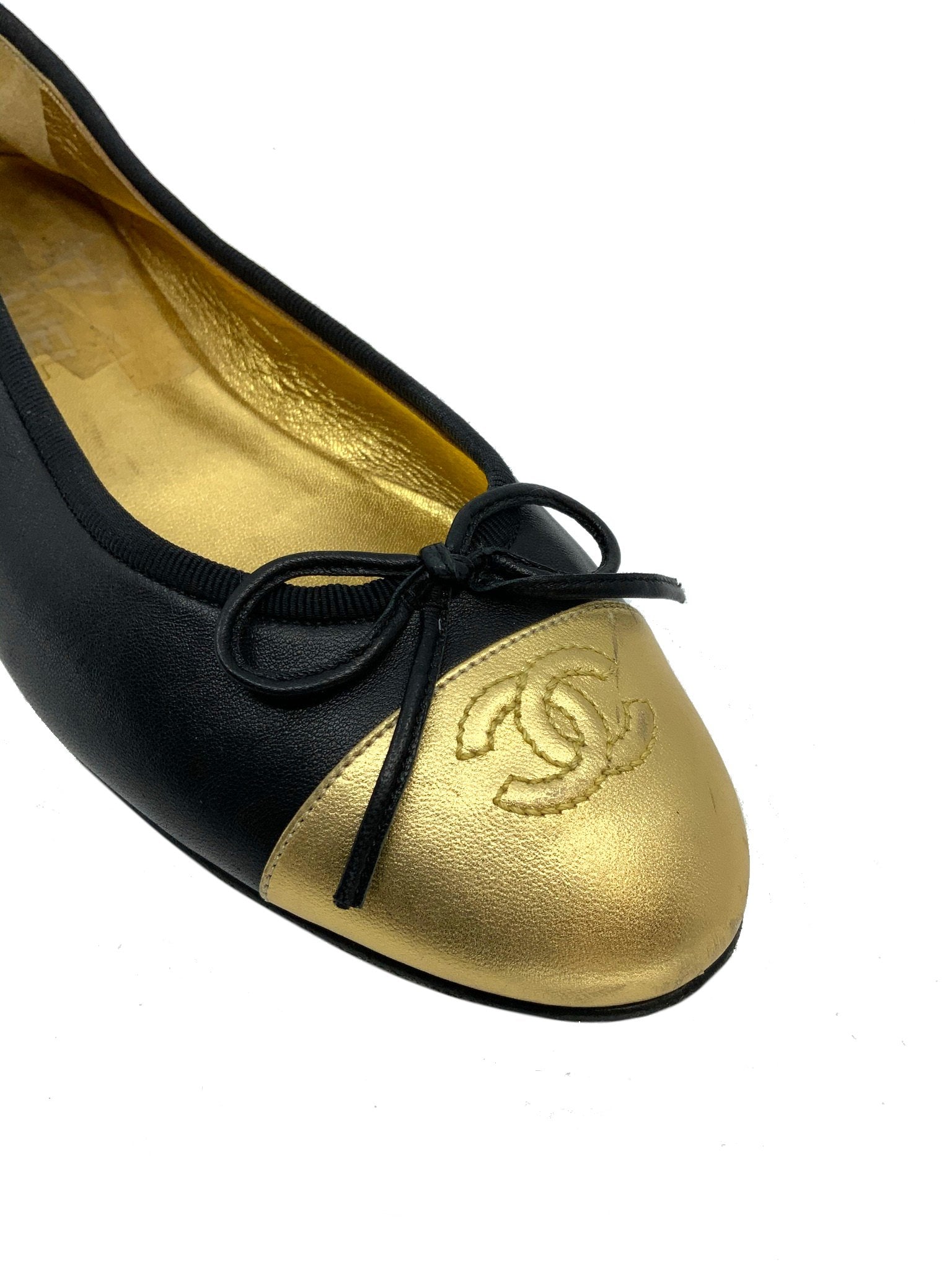 Chanel cap toe lambskin leather ballet flats - Size 9