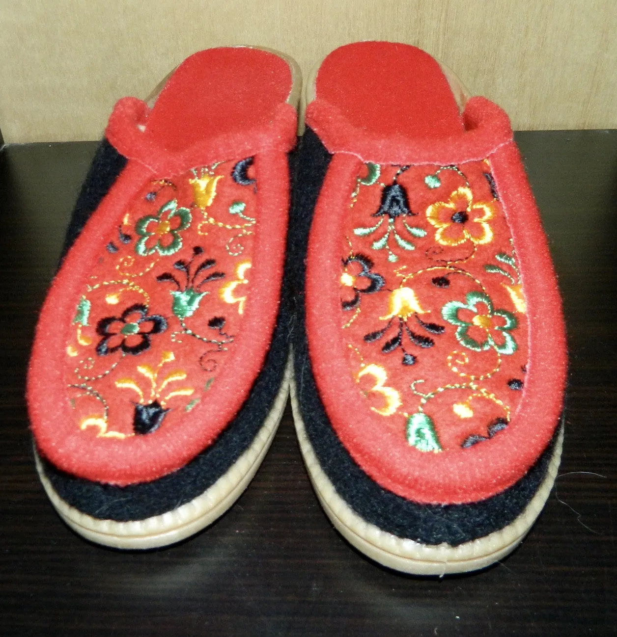 Vintage 1960s Wool Felt Clogs with Floral Embroidery Heels Slippers EU 37 US 6.5 - 7