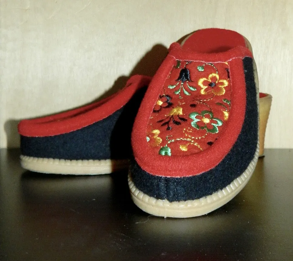 Vintage 1960s Wool Felt Clogs with Floral Embroidery Heels Slippers EU 37 US 6.5 - 7