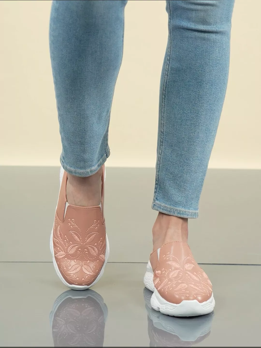 Women Peach Leaf Embroidery Back Open Mules Shoes