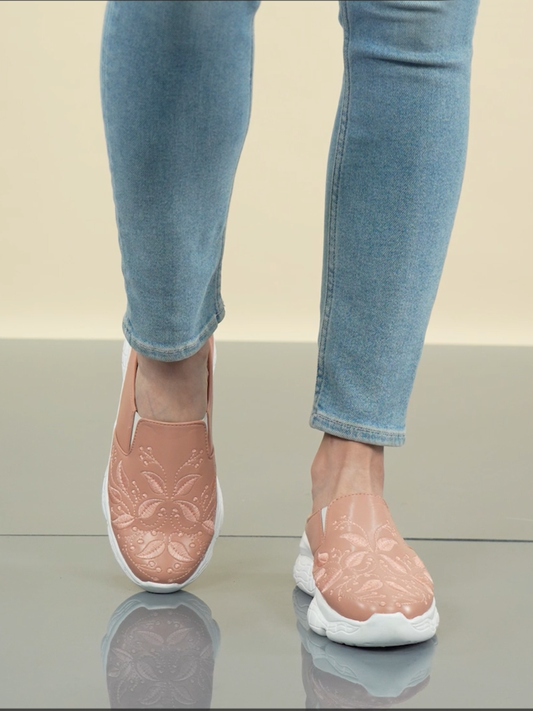 Women's Peach Leaf Embroidery Slip On Mules Shoes